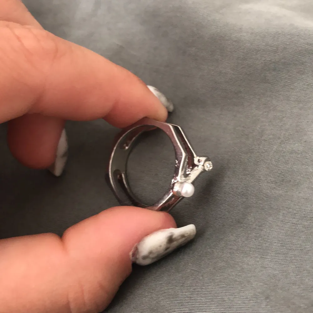 Säljer denna fina ringen som jag köpte för jättelänge sen på någon loppis tror jag, sedan på grund av att jag inte använder silver ringar längre, mycket bra skick❤️. Accessoarer.