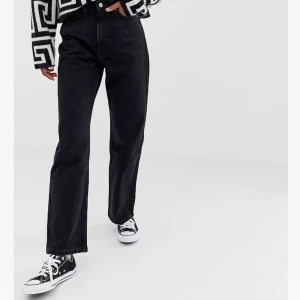 Weekday jeans row  - Svarta jeans från weekday i modellen Row. Storlek 24/30. Frakt ingår ej. Betalning sker via swish.