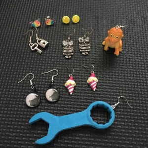 örhängen - Olika örhängen! Säljer de gula för 10kr och de andra 25kr par. De på sista bilden är 30kr styck! Ingen av örhängena har en plupp! kan få billigare om man köper fler och fraktar allt tillsammans! den blåa skiftnyckeln är köpt