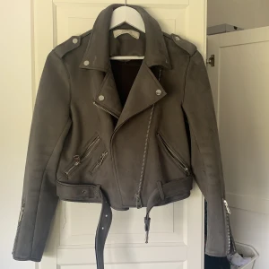 Zara jacka - Riktig snygg mocka jacka (inte äkta mocka) från zara. Kan mötas upp i Stockholm eller frakta men köparen står för frakten