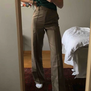  - Helt oanvända beige-gråa kostymbyxor från NA-KD! Supersnygga men har aldrig fått användning för dem