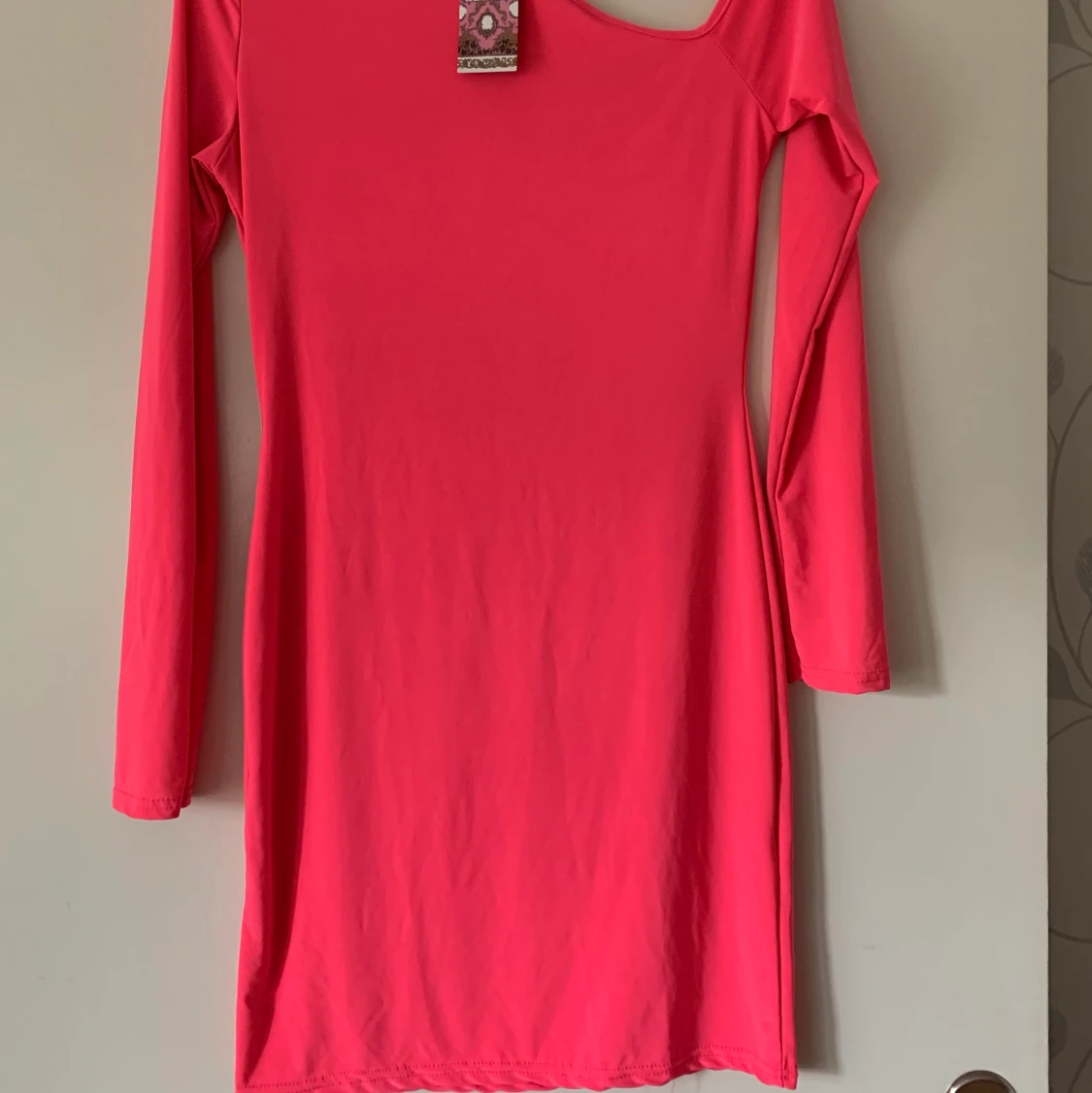 Neonfärgad klänning från Boohoo