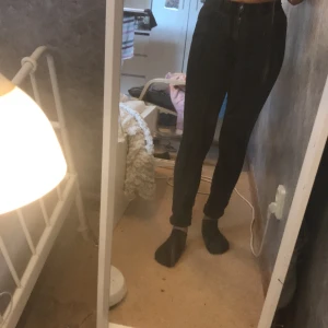 Grå/svarta jeans  - Jeans från bikbok Använts några gånger. köparen står för frakt