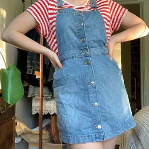 Jeansklänning - Så fin jenasklänning från HM!! Storlek 40. Har fickor och justerbara hängslen. Väldigt bra skick. Funkar med vilken tröja som helst under, men också perfekt att bara slänga över en bikini i sommar!! Tveka inte att höra av dig om du är intresserad<33
