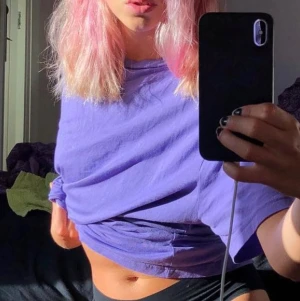 Oversize t-shirt - Over size t-shirt i en härlig lila färg,  den är skön att slappa i hemma, sova i, andvända som klänning eller bara ha till ett par jeans.