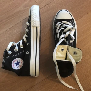 Converse - Ett par oanvända converse. Ej äkta. Köpta i Thailand.
