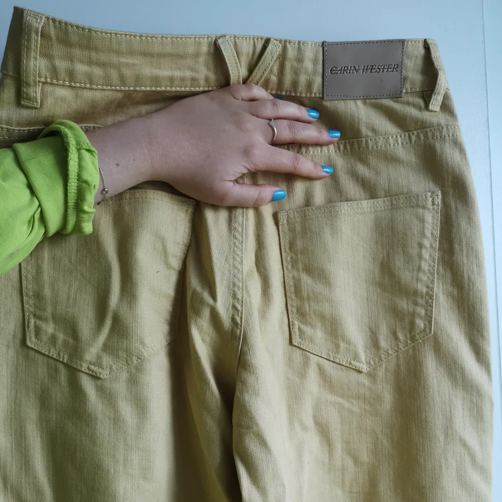 Men HUR SNYGGA. Ljusgula jeans i stretchigt material från Carin Wester. Helt nya och oanvända! Höga i midjan och vida vid benen. Storlek 40 💛. Jeans & Byxor.