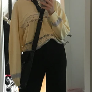 Vintage tröja  - Skitfet vintage sweatshirt/stickad tröja köpt second hand!!🌼💛