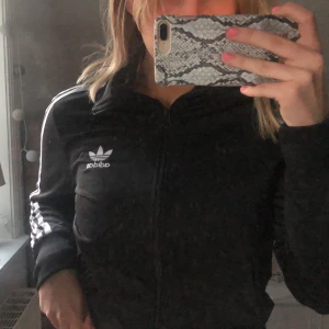 Adidas hoddie - Säljer denna snygga hoddie från adidas med dragkjedja😍så snyggt märke på ryggen också. Passar S XS och M beror på hur man vill att den ska sitta. 