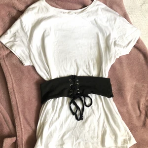 Tisha med ”korsett” - t-shirt med grön/svart mjuk ”korsett” i midjan, storlek S (passar även M!) 💘 Använd endast ett fåtal gånger, så i bra skick!  Kan mötas upp i Örebro, annars frakt på 44kr! 