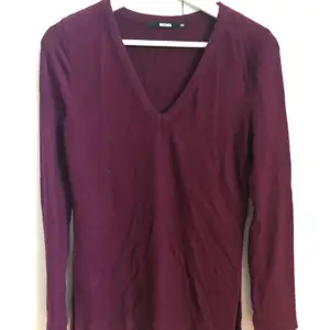 Långärmad vinröd tröja från Bikbok, jätte mjukt tyg. Säljer pga att den inte används. 