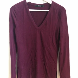 Långärmad tröja - Långärmad vinröd tröja från Bikbok, jätte mjukt tyg. Säljer pga att den inte används. 