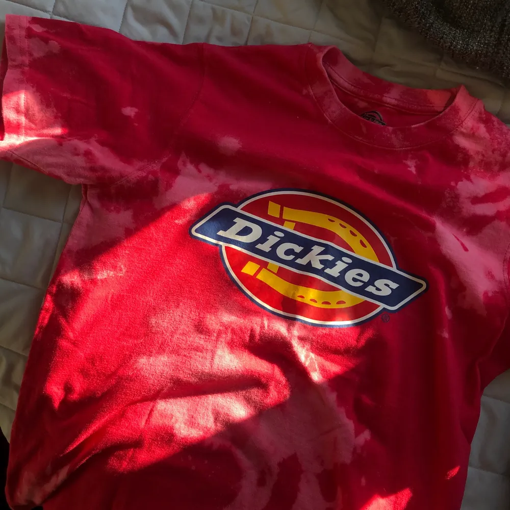 En svincool rosa dickies tröja som jag har gjort tie dye med blekning på! Kommer inte till användning och tror den skulle trivas bättre i någon annans garderob! Mycket fint skick 🥰❤️. T-shirts.
