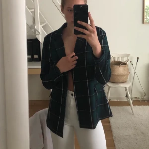 Rutig kavaj storlek M - Skit cool grönrutig kavaj från Kappahl! Storlek 40 men passar mig som vanligtvis är S:) frakt tillkommer