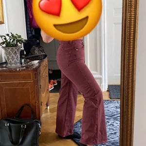 Flare jeans - Ett par flare jeans i populära modellen ace från weekday! Waist 28 längd 30. Nypris 500kr frakt ingår!