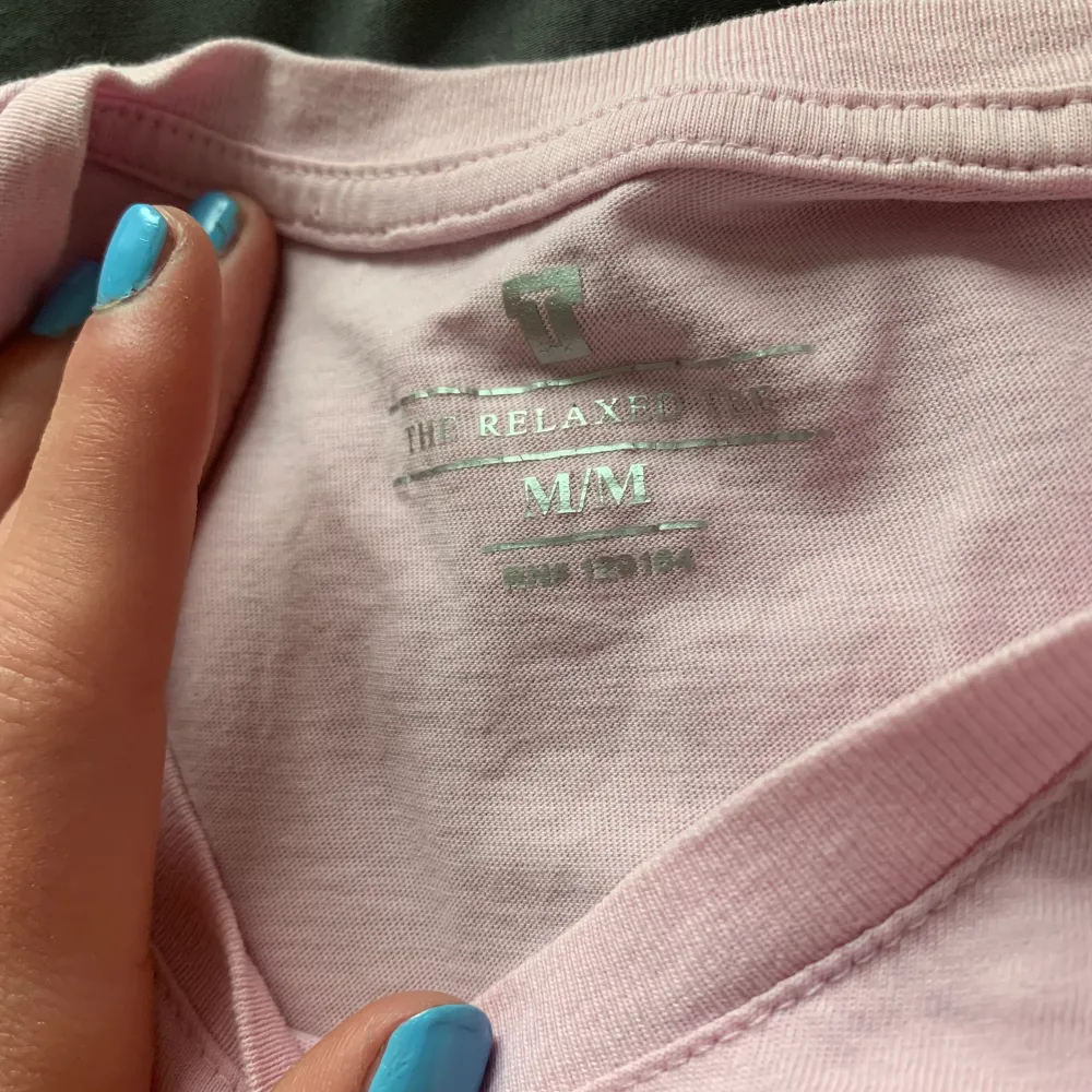 Köpt i en butik i Dubai, har nästan aldrig använt denna💕 jag är mindre än en M men gillar den oversize, mer rosa i verkligheten😊 supercool detalj på bröstet . T-shirts.