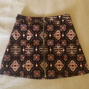 Vinröd kjol i stl 36 - Fin högmidjad kjol med en dragkedja i mitten. Säljs pga att den blivit förliten för mig. Sann till sin storlek. 