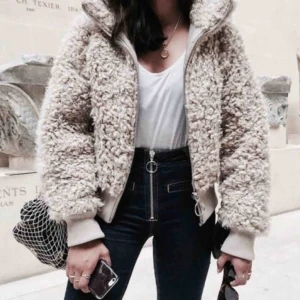  - Jätte snygg fluffig beige/vit teddy jacka från Vero Moda. Sparsamt använd, så i gott skick!  Köptes för: 599kr Säljes för: 150kr!!💞 Frakt tillkommer