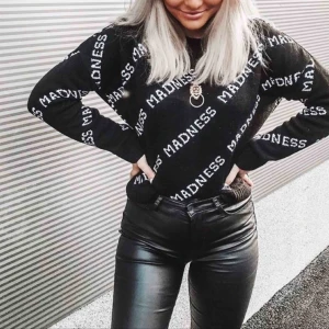  - Jätte cool stickad svart tröja från Madlady med vit text där det står ”Madness” på.  Använd 2 ggr, i nyskick!🦋 