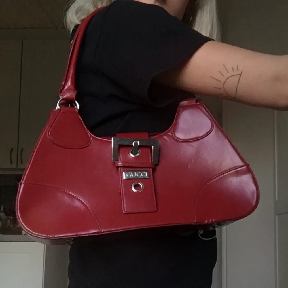 VINTAGE röd Gucci väska 🥰 Såå fint skick!! 🦋Osäker på om den är äkta därav priset 💘. Väskor.