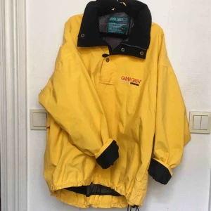 Vindjacka - Snygg vindjacka köpt på Humana i Stockholm. OBS! Ärmarna har färgat av sig längst fram så det finns svarta fläckar, därför jag vikt upp de . Dm för bild.