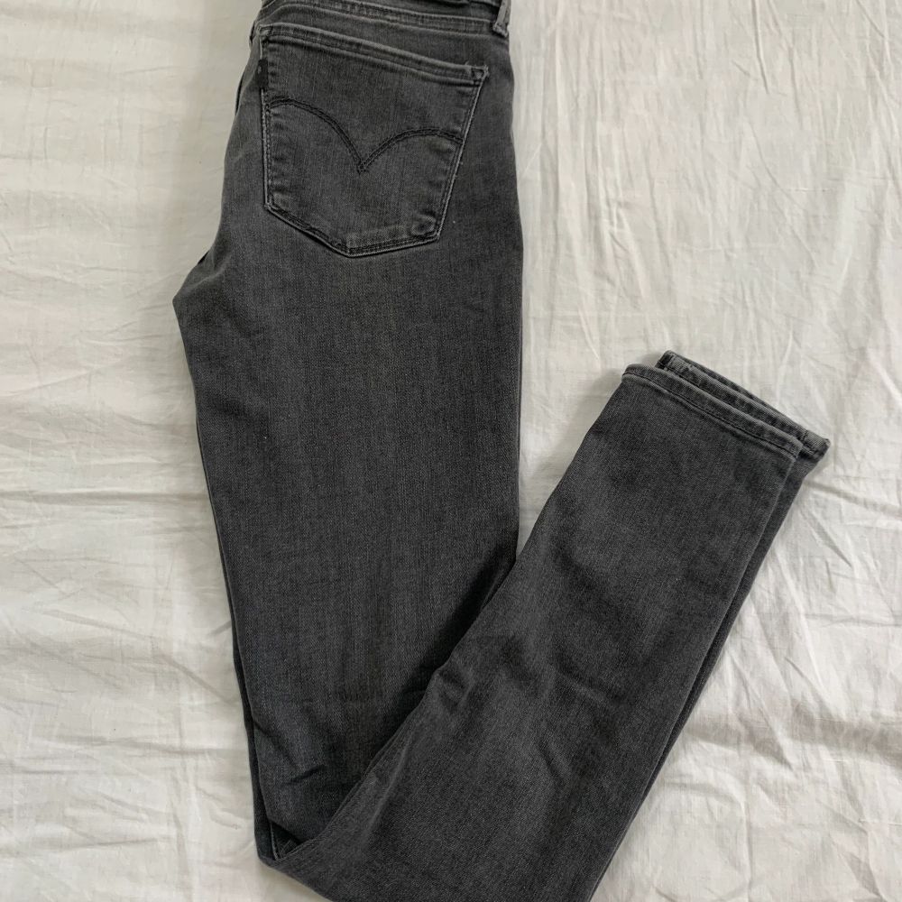 Säljer mina grå Levi’s jeans som är modellen 711 super skinny. Storleken är 26 i midjan och 30 i längden . Jeans & Byxor.