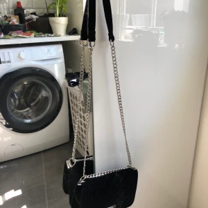 Väska Gina tricot - En mindre väska i sammetslikande material och den är svart. Inte använd så många gånger.