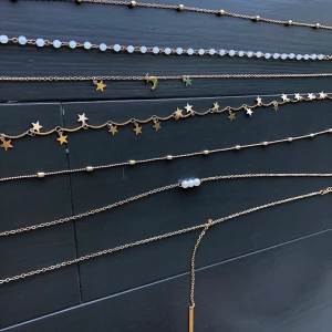 Halsband i olika modeller - 1 för 10:- 2 för 15:- Skicka meddelande för närmare detaljer eller om ni vill ha bild på hur långa de är på💕 aldrig använda och köpta i Kanada! Köparen står för frakt annars kan jag mötas upp runt Malmö/Ystad! Nummer 2, 3, 4 och 6 är sålda!