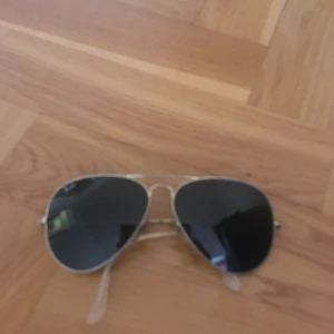 Raybans - Faunan pilotglasögon. Svart/guld