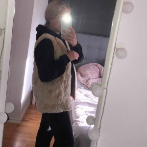  - Super fin pälsväst från Zara, storlek 164 med passar mig som vanligtvis har xs/s💗💗 Fraktar eller möts upp i Örebro.