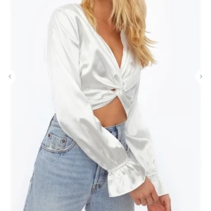 Vit blus - Aldrig använd och prislapp kvar. 🦋Superfin blus från chiquelle i storlek xs men passar även s/m då den passar både mig (xs) och min syster (m)! Passar perfekt till sommaren, pris 200 + frakt🤩🌺