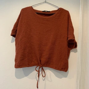 Kort topp - Oanvänd topp från Bikbok, lite oversize, vilket jag gillar! Köpare står för frakt 💓🌸