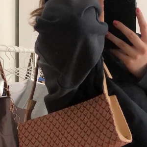 Väska - Secondhand axelremsväska, helt felfri💝💝