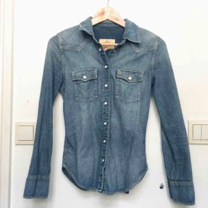  - jeans-skjorta från Levis. Man får en så fin figur i den! Möts upp i centrala Sthlm annars tillkommer frakt 🌴