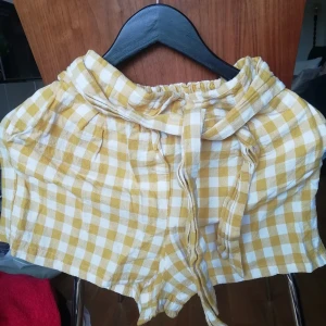 Shorts - Gulvitrutiga shorts med knytning i midjan