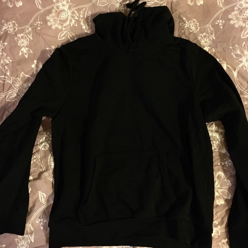 Mysig och mjuk hoodie i svart från H&M. Märkt strl L men den är lätt en M. Till och med kanske S beror hur man vill att den ska sitta. 50 kr + frakt/porto. Tröjor & Koftor.