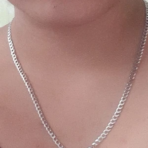 Simpel Kedjehalsband - Ett enkelt kedjehalsband som är väldigt lätt och är super fin att para ihop med andra halsband! Säljer den då jag inte gillar den längre. Sönder där man sätter ihop det men inget som syns när man har på sig den! Frifrakt men med spårbar tillkommer 63kr 🥺💞