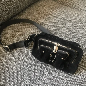 Nunoo bumb bag - Säljer en snygg ”magväska” från Nunoo! Använd Max 5 så jätte bra skick! Säljes för 350kr! 🤩 skriv för fler bilder eller frågor!