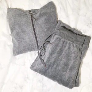 Gått mjukissett  - Mysigt grått mjukissett från Cubus. Båda delarna för 120kr eller en för 70kr. Koftan är i storlek XS, byxorna är i storlek S. Köparen står för frakten <3