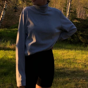 Grå fin polo! - Ljusgrå polo i otroligt mjukt material. Helt ny, oanvänd! Extra långa ärmar, hör av er för fler bilder ❤️ jag har vanligtvis S i tröjor