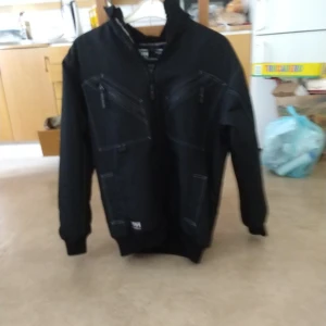 Helly Hansen jacka - Bröstficka, 2 styck Framfickor Ärmficka: 1 styck Innerficka ID-kortsficka Ribbstickning vid ärmar Fleecefodrad Oanvänd