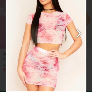 Marble mesh set - Storlek 12 på båda, alltså 40. Funkar för mig som är 38! Men tyvärr tycker jag de va fööör genomskinliga för min smak!! Alltså helt nya!💘 priset gäller för kjolen och toppen tillsammans!