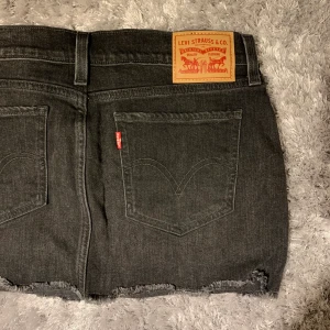 Levi’s kjol - Grå svart Jeanskjol från Levis. Använd enstaka gånger. Strl 26. Kan både frakta och möta upp🥰 #levis 