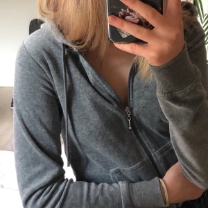 Grå kofta - Grå kofta från Cubus med silverdetaljer, nästan aldrig använd. Storlek S. Kan posta eller mötas upp i Stockholm! 