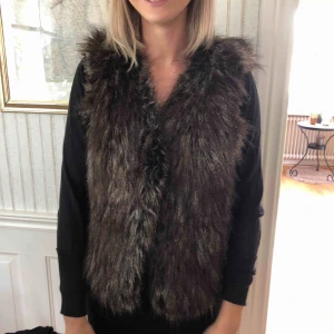  - Fuskpäls väst från Only! Köparen står för frakt 🤠