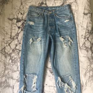 Buda från 200kr Dessa slitna jeans från nerver denim är i storlek xs men jag skulle nog säga att den även passar s💕✨ själv är jag xs/xxs och de är väldigt stora på mig. De är köpta begagnade. Säljer då de är förstora för mig🧚‍♀️✨ Frakten blir runt 60kr✨🧚‍♀️💕