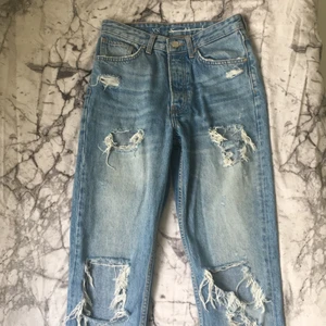 Slitna jeans med hög midja💕✨ - Buda från 200kr Dessa slitna jeans från nerver denim är i storlek xs men jag skulle nog säga att den även passar s💕✨ själv är jag xs/xxs och de är väldigt stora på mig. De är köpta begagnade. Säljer då de är förstora för mig🧚‍♀️✨ Frakten blir runt 60kr✨🧚‍♀️💕