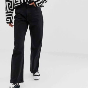  - säjer dessa trendiga weekday jeans som är i modellen row 🤩används ett par gånger men är i väldigt bra skick! 👌🏼 frakt är inte inkluderat i priset 