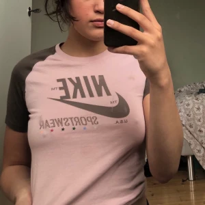 Vintage Nike T-shirt  - Cool vintage Nike T-shirt i bra skick 💫 köpt på secondhand men aldrig använt den ✨ 