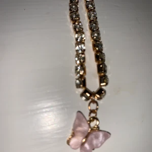 Fjärilshalsband - Säljer mitt vackra oanvända halsband då jag har väldigt många. Priset är med frakt. 